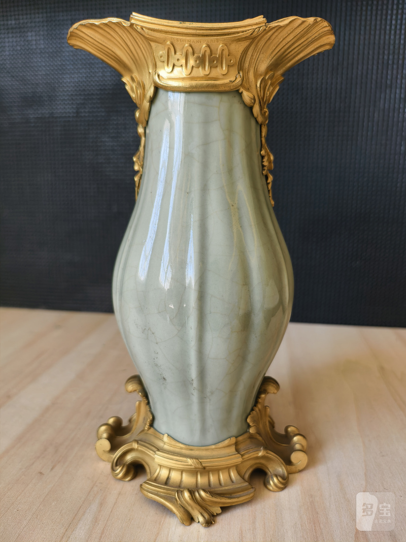 A ribbed porcelain celadon vase in a fine ormolu mount - 图12